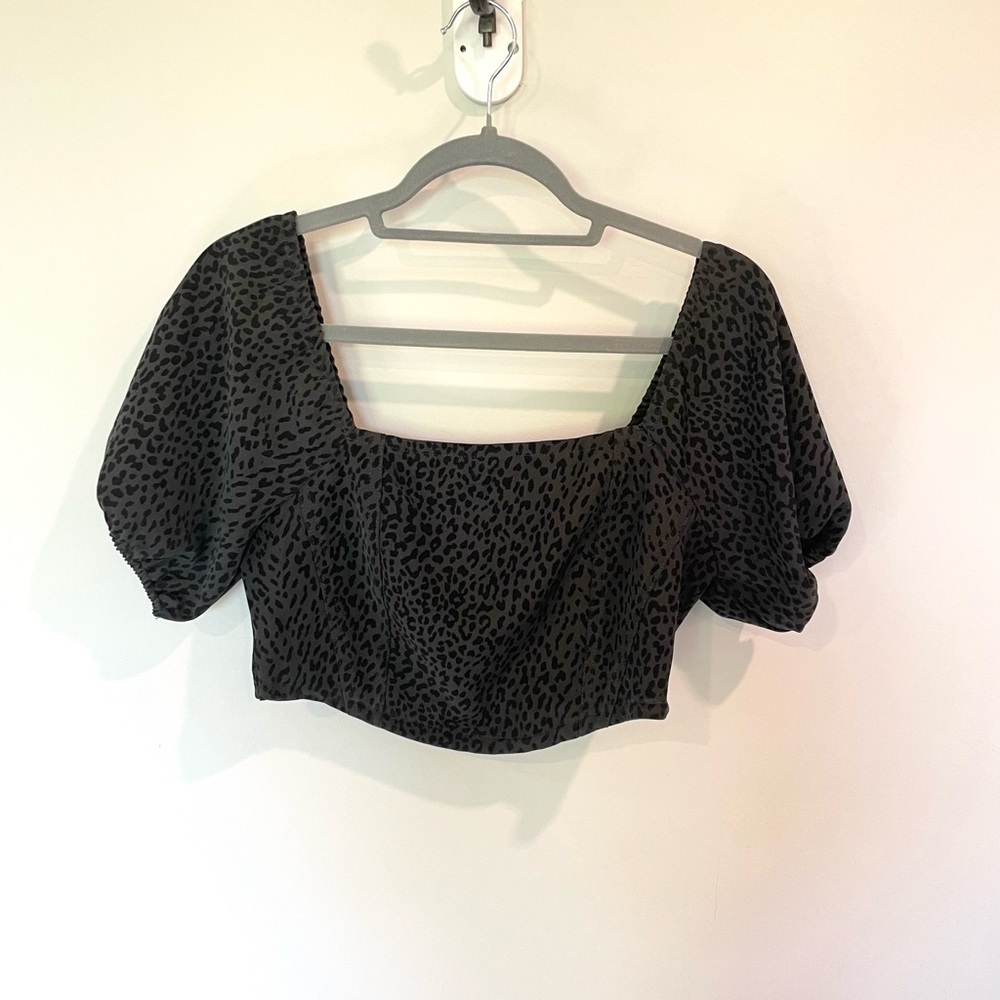 Le Lis Leopard Print Puffy Sleeve Crop Top